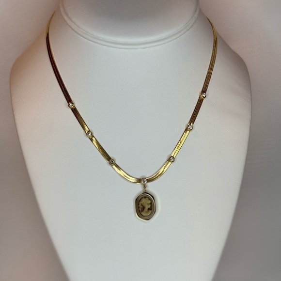 Elegant Gold Vintage Inspired Cameo Necklace - Picture 2 of 5